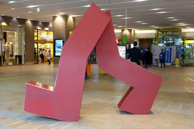 赤いオブジェ前